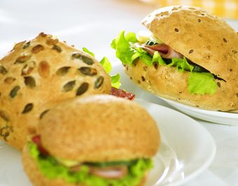 Täytetty kaurasämpylä - SUOLAISET PALAT - 64011 - 4