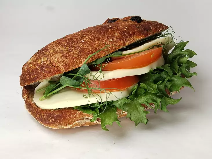 Tomaatti-mozzarellasämpylä - TÄYTETYT SÄMPYLÄT JA VOILEIVÄT - 640151 - 1